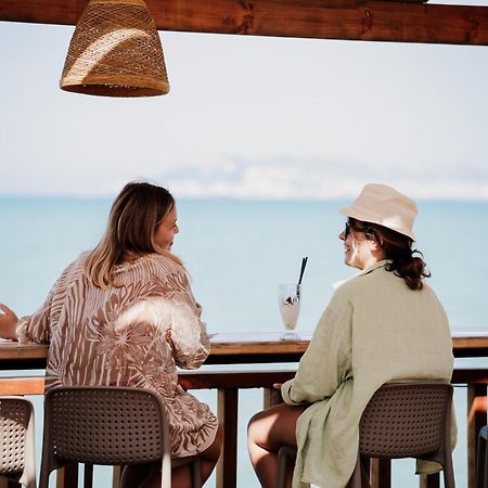 Klajdi Resort & Spa 골렘 외부 사진 Two women at a beach bar