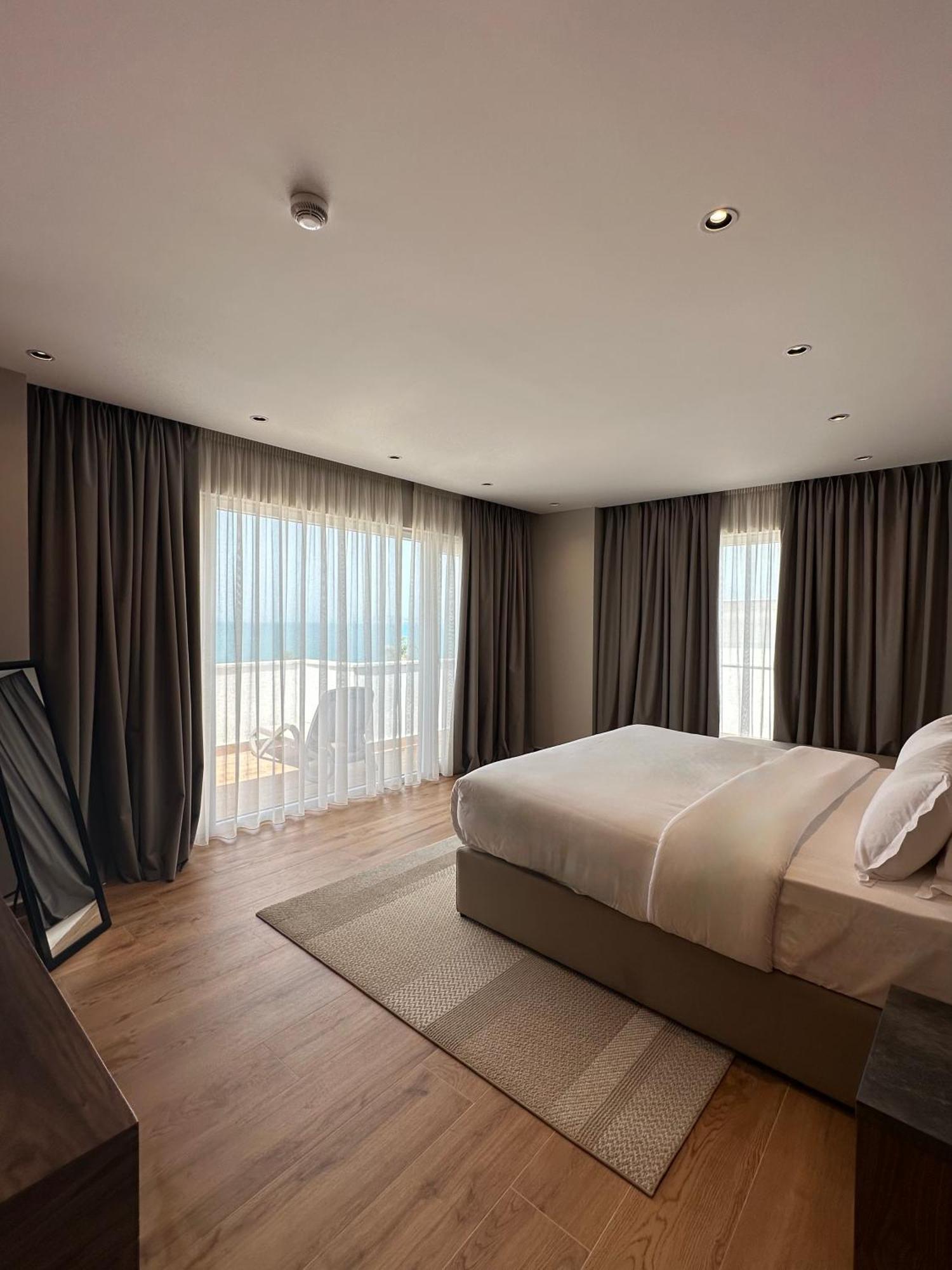 Klajdi Resort & Spa 골렘 객실 사진 A bedroom with curtains